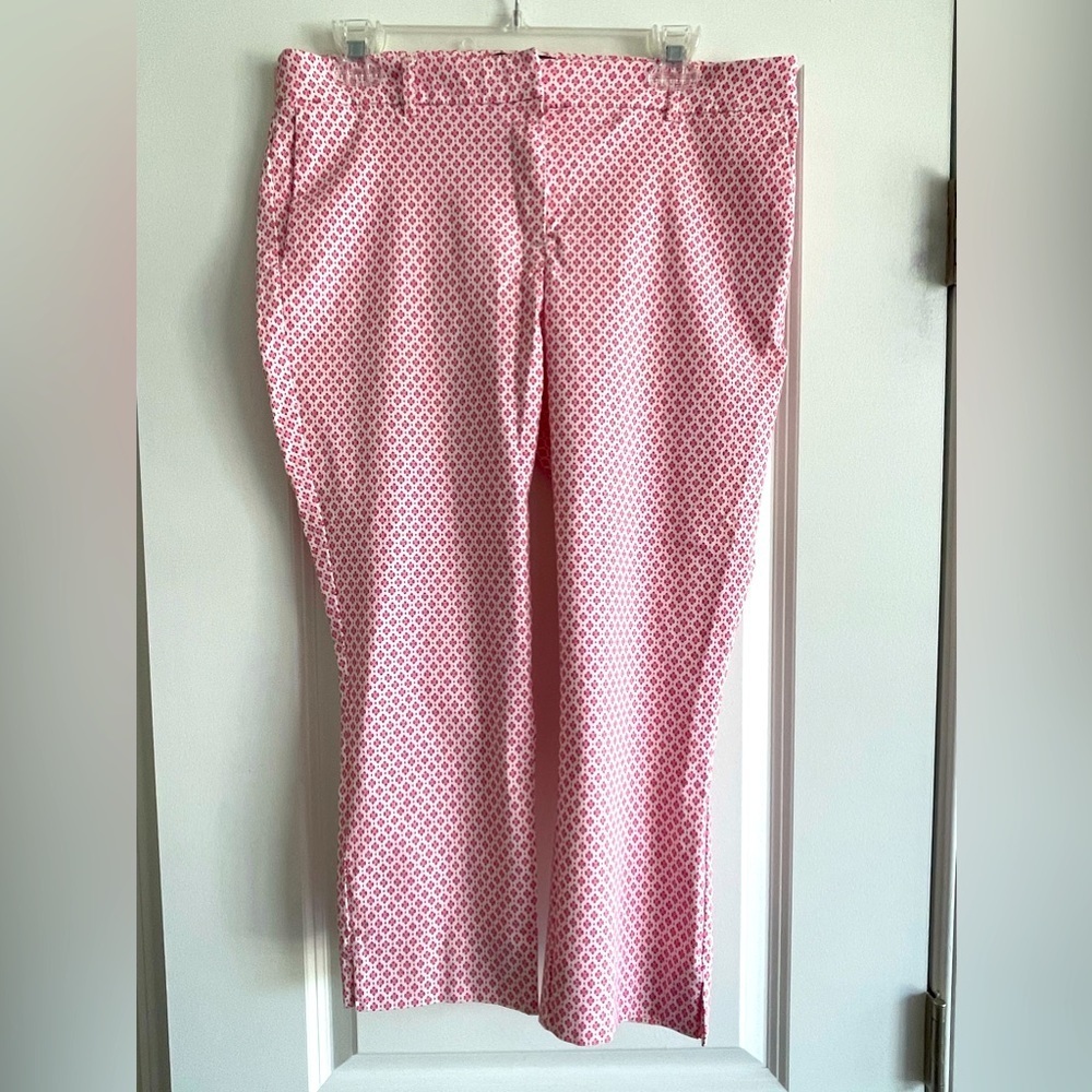 Like new Cynthia Rowley, pink and white capris Rayon/nylon/spandex